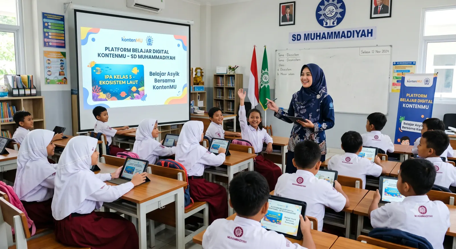 Guru di kelas SD Muhammadiyah menayangkan materi KontenMU di proyektor, siswa mengikuti di tablet